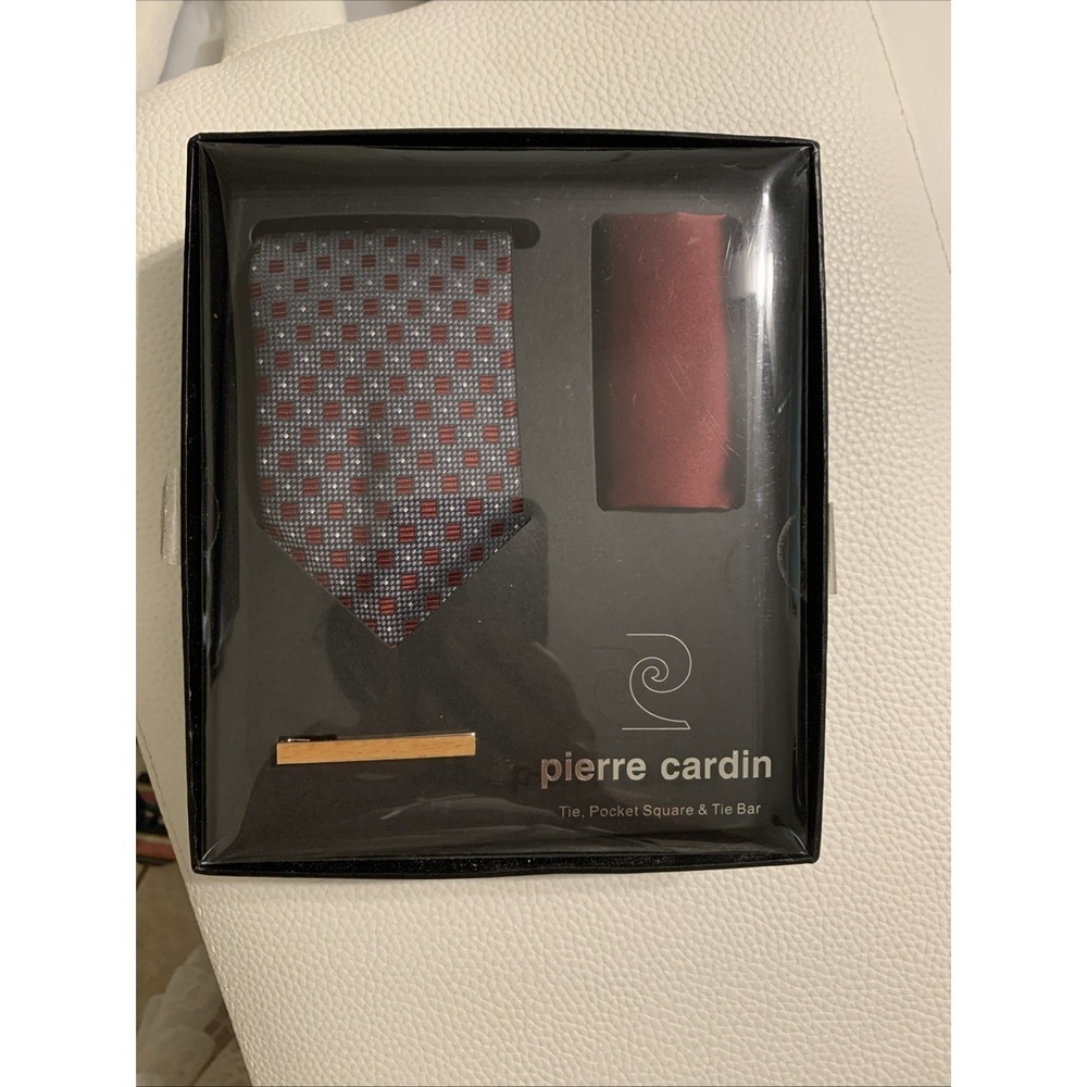 Tie set, pocket handkerchief and tie presser from the Pierre Cardin brand.